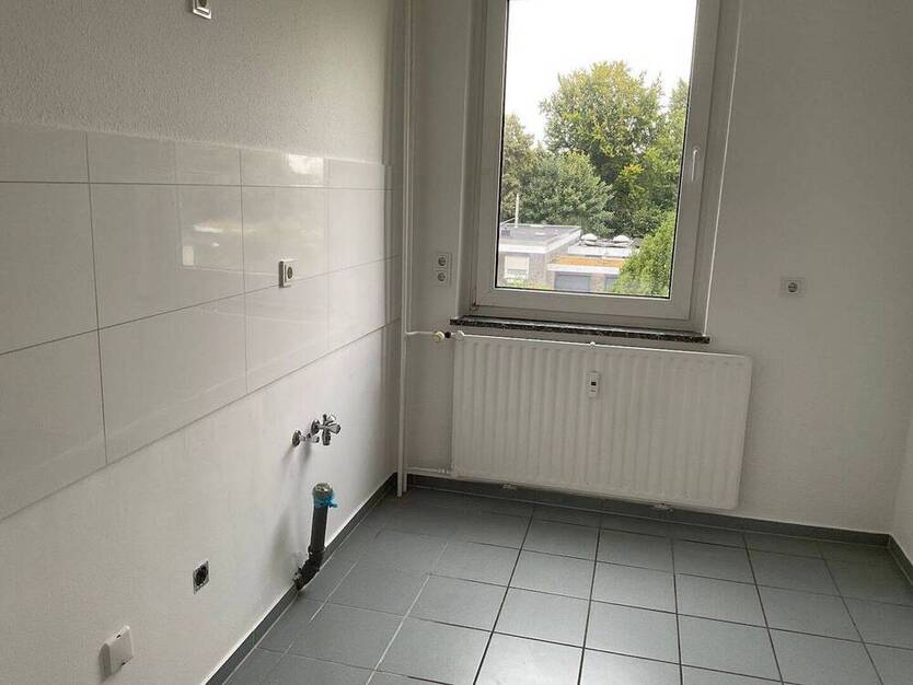 *City-Wohnung im Grünen* renovierte 3 Zimmer mit Balkon, guter Schnitt, Tageslichtbad mit Wanne