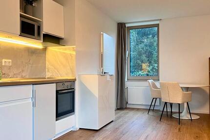 Möblierte Wohnung in TOP LAGE mit Stellplatz & Balkon! 1 zimmer