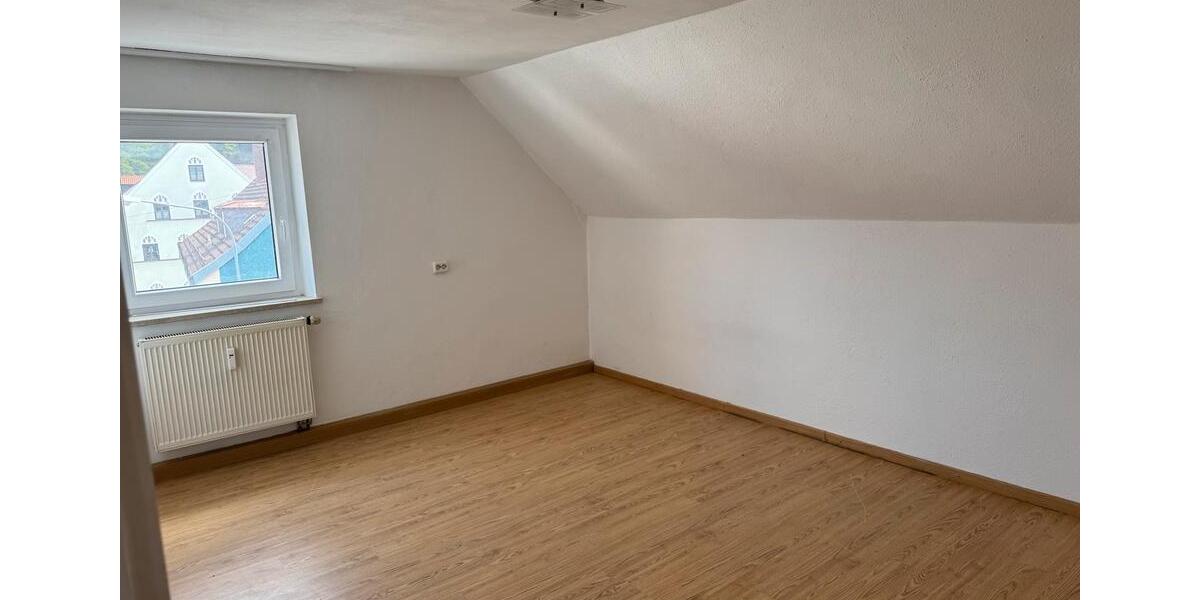 Dachgeschoßwohnung Ergoldsbach Langenhettenbach - 3 Zimmer, 85 m&sup2;, 1.100&euro; | Angebot:26212500