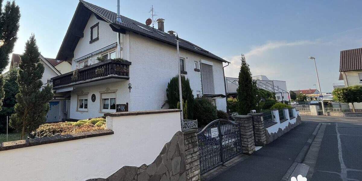 BERK Immobilien - Erstbezug nach Renovierung - 4,5 Zi.Whg. mit großem Balkon 4 zimmer