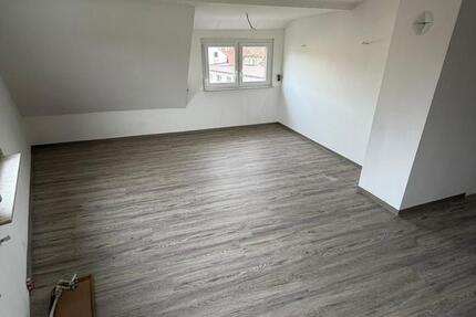 Erstbezug nach Sanierung - 4,5-Zimmer-Wohnung mit Balkon, Gartenanteil, 2 Stellplätzen 4 zimmer