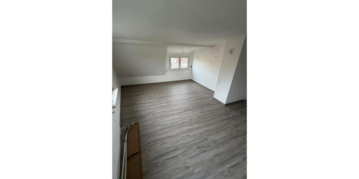 Erstbezug nach Sanierung - 4,5-Zimmer-Wohnung mit Balkon, Gartenanteil, 2 Stellplätzen 4 zimmer