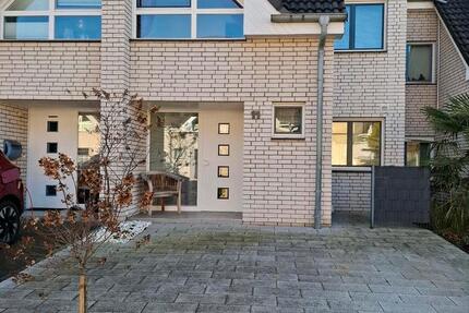 Haus Niederkassel - 3 Zimmer, 137 m&sup2;, 2.200&euro; | Angebot:25146145