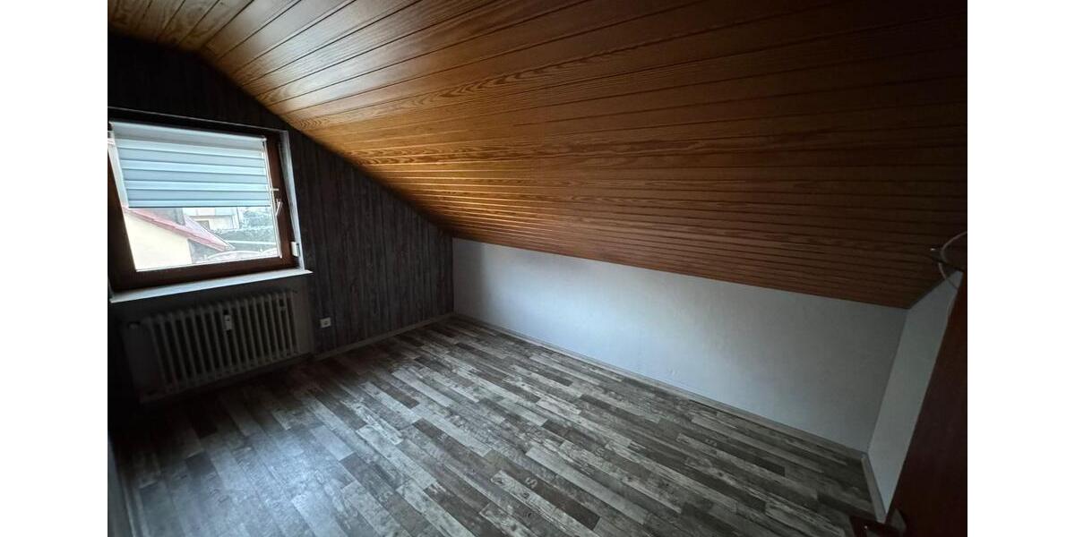 Dachgeschoßwohnung Filderstadt - 4 Zimmer, 82 m&sup2;, 1.100&euro; | Angebot:24865420