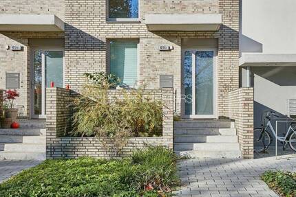 + Großzügige 2-Zimmer-Wohnung mit eigenem Eingang und Terrasse +