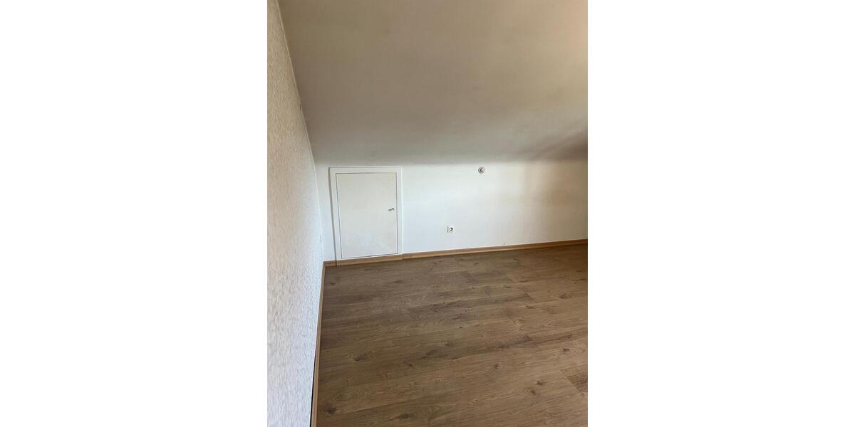 Dachgeschoßwohnung Leonberg - 4 Zimmer, 80 m&sup2;, 1.650&euro; | Angebot:26519368