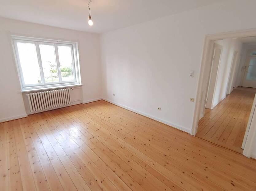 Nähe Stadtpark: Ruhige 4-Zimmer-Wohnung mit Süd-West-Loggia in 23568 Lübeck-St.Gertrud, Lutherstr.