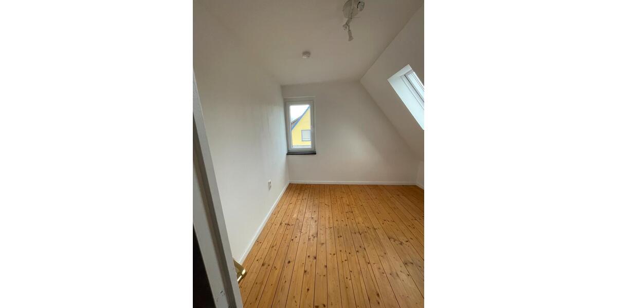 Dachgeschoßwohnung Detmold Hiddesen - 4 Zimmer, 70 m&sup2;, 875&euro; | Angebot:26042255