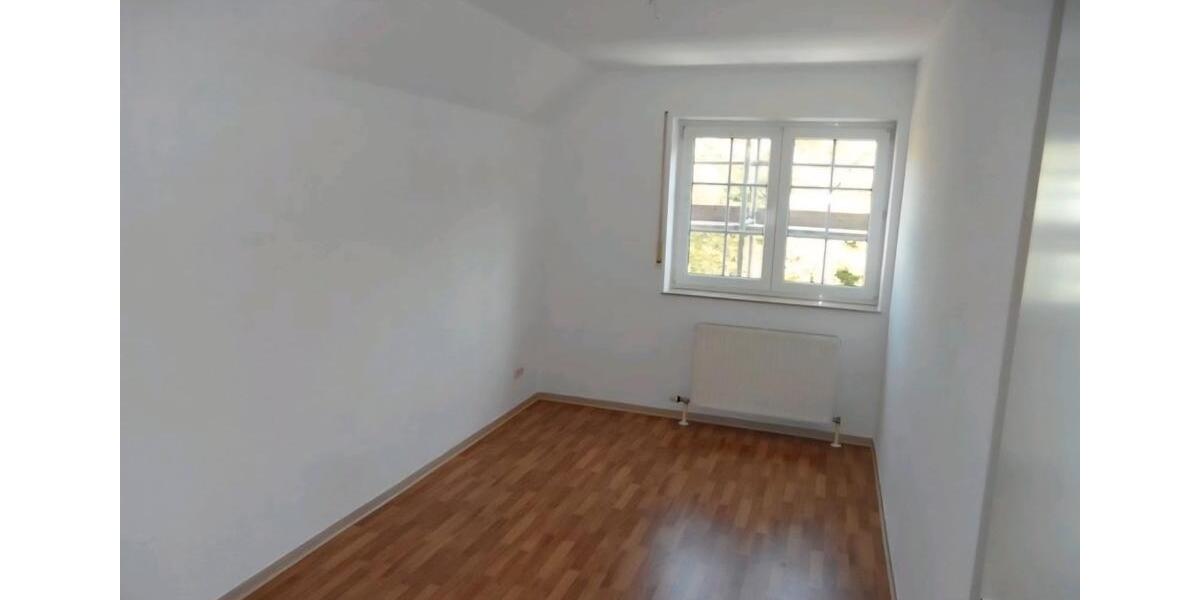 Dachgeschoßwohnung Werdau - 3 Zimmer, 66 m&sup2;, 465&euro; | Angebot:26309857
