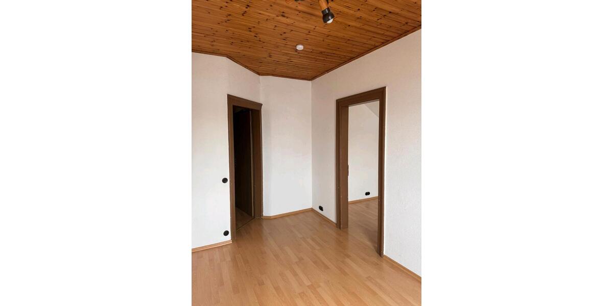 Dachgeschoßwohnung Pohlheim - 4 Zimmer, 105 m&sup2;, 1.450&euro; | Angebot:25058021