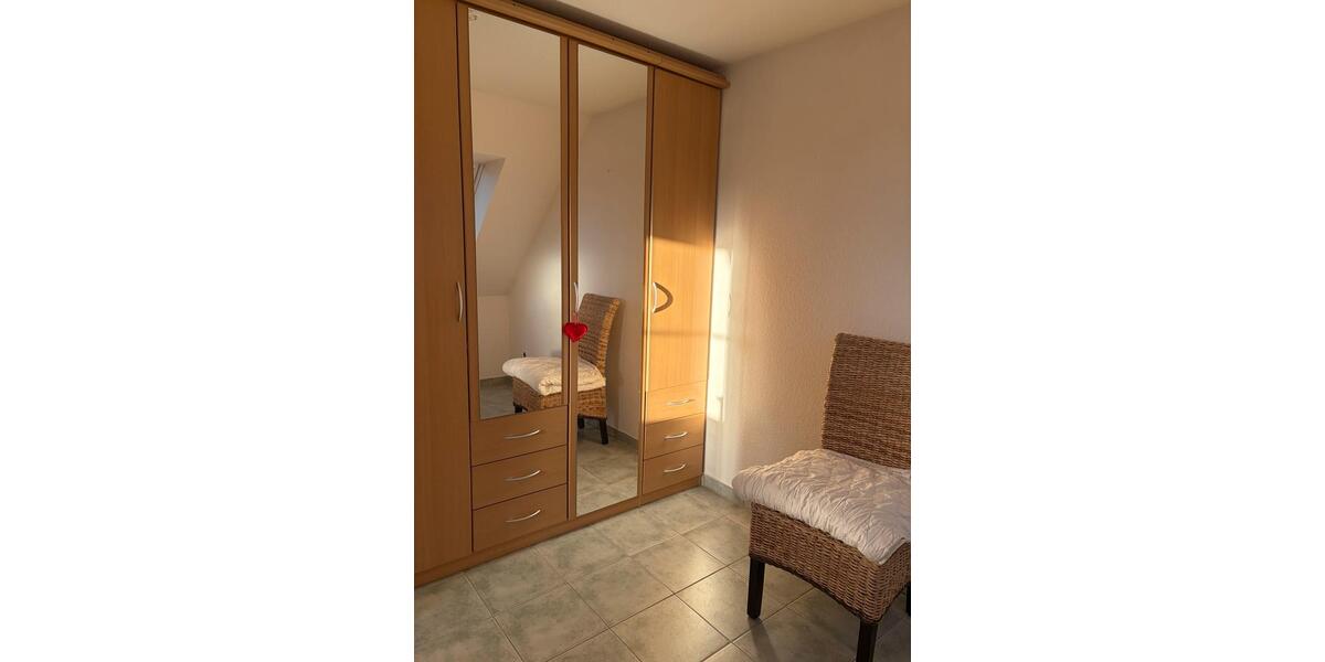 Dachgeschoßwohnung Norden - 4 Zimmer, 70 m&sup2;, 700&euro; | Angebot:24495054