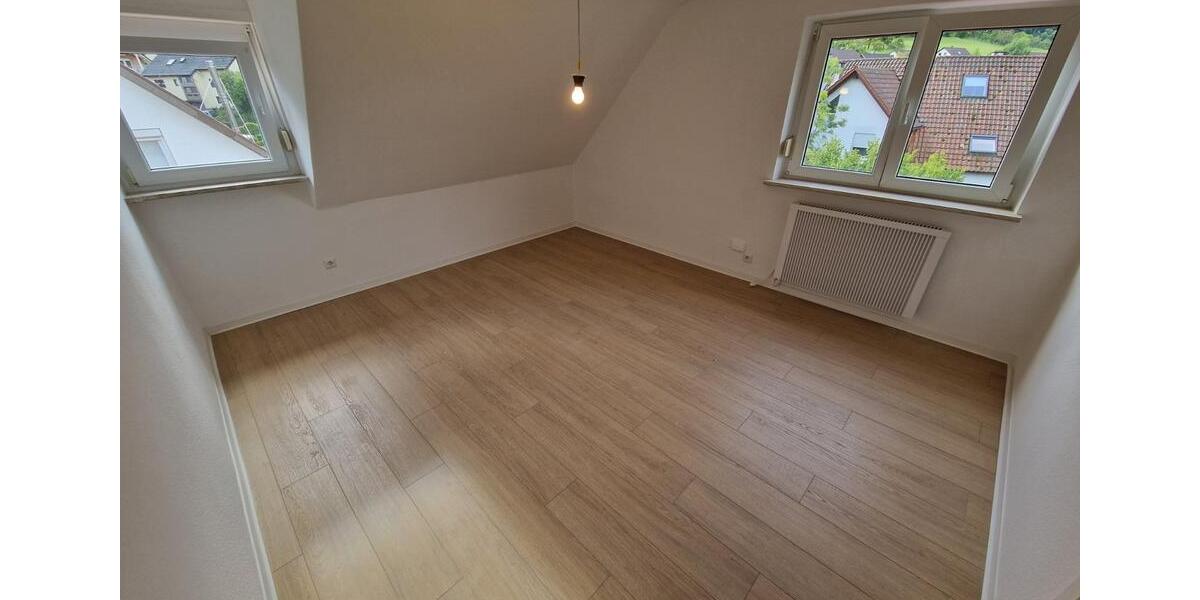 renovierte 4-Zimmer-Wohnung im DG 4 zimmer
