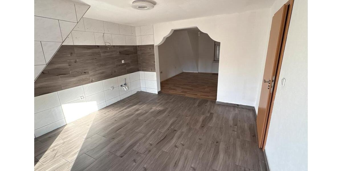Dachgeschoßwohnung Eisenberg (Pfalz) - 3 Zimmer, 110 m&sup2;, 1.100&euro; | Angebot:25902441