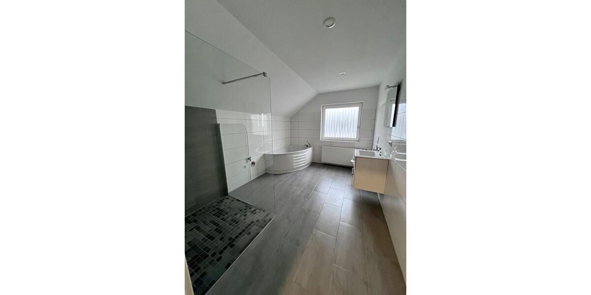 Dachgeschoßwohnung Walldorf - 3 Zimmer, 120 m&sup2;, 1.050&euro; | Angebot:24377932