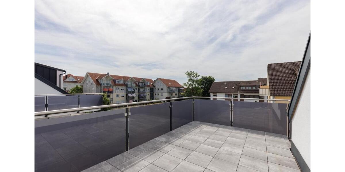 Moderne Dachgeschosswohnung mit Küche: Erstbezug 3 zimmer