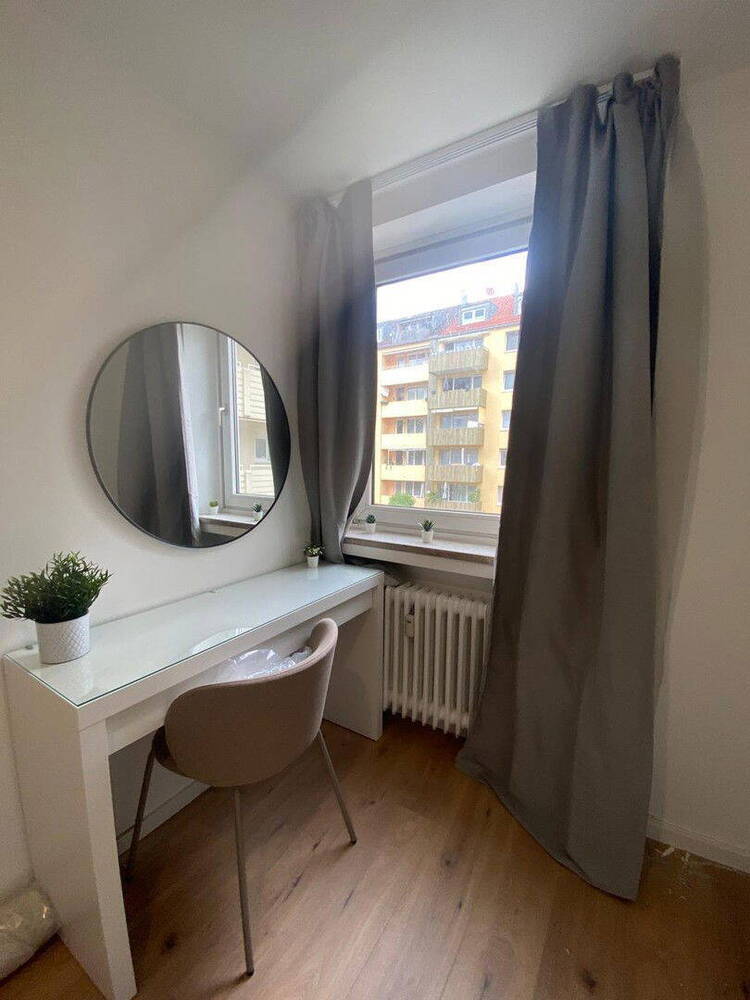 möbliertes WG-Zimmer in 3er-Wohngemeinschaft, mit Garten