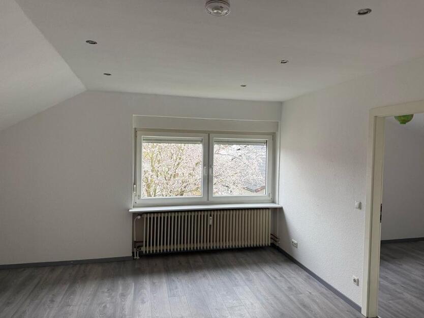 2 Zimmer DG Wohnung mit Gartenhütte zimmer