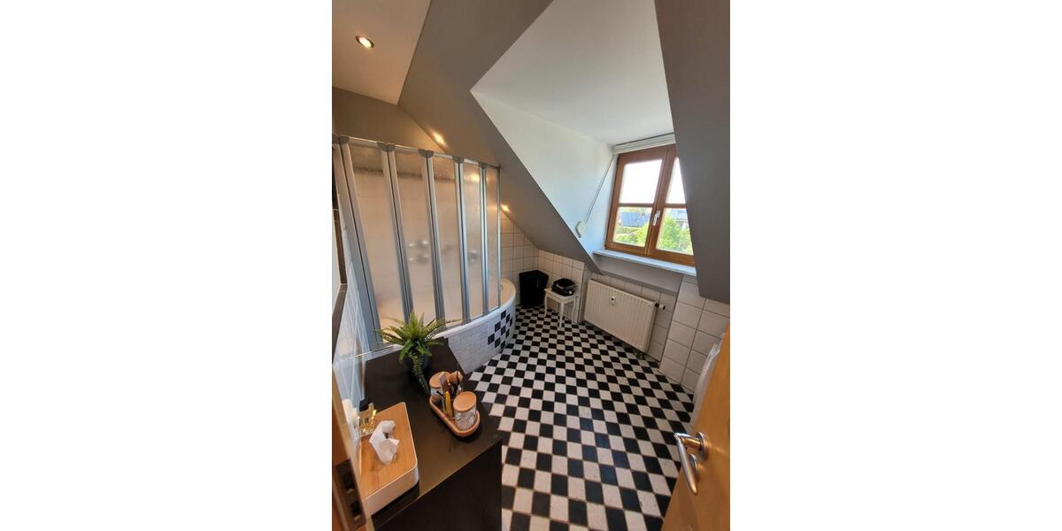 Dachgeschoßwohnung Allershausen - 3 Zimmer, 100 m&sup2;, 1.400&euro; | Angebot:25305072