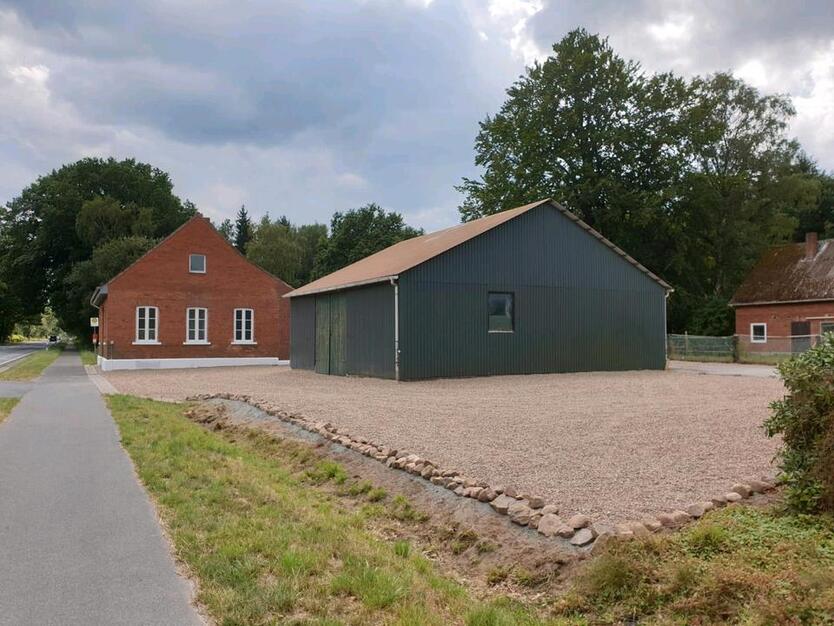 Halle mit dem großen Parkplatz direkt an der Bundesstraße