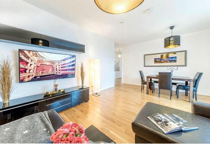 Möbilierte Stilvolle 3-Zimmer- Wohnung mit EBK und Balkon Garage