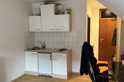Studenten aufgepasst! Schöne 1-Zimmerwohnung im DG in zentraler Lage
