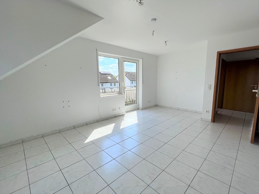 Helle Dachgeschoßwohnung * Balkon *Stellplatz