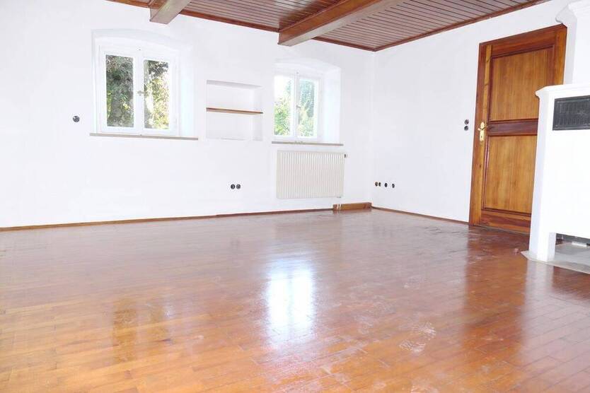 Geräumiges Bauernhaus mit Stall und Tenne; Anfragen bitte per email!
