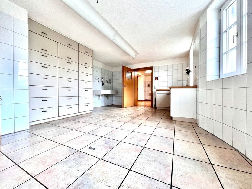 Praxis Ortsrand Singen mit 6 Räumen, 2 Eingängen & 8 Stellplätzen – Gewerberäume zimmer