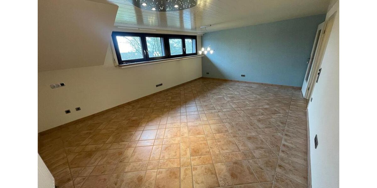 2,5 Z., Küche, Diele, Bad, Abstellraum, WZ, SZ, 67m2, 2OG 2 zimmer