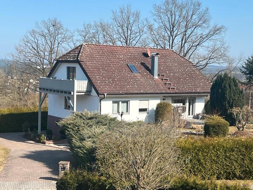 Geräumige Wohnung mit großem Balkon - Warmmiete - zimmer