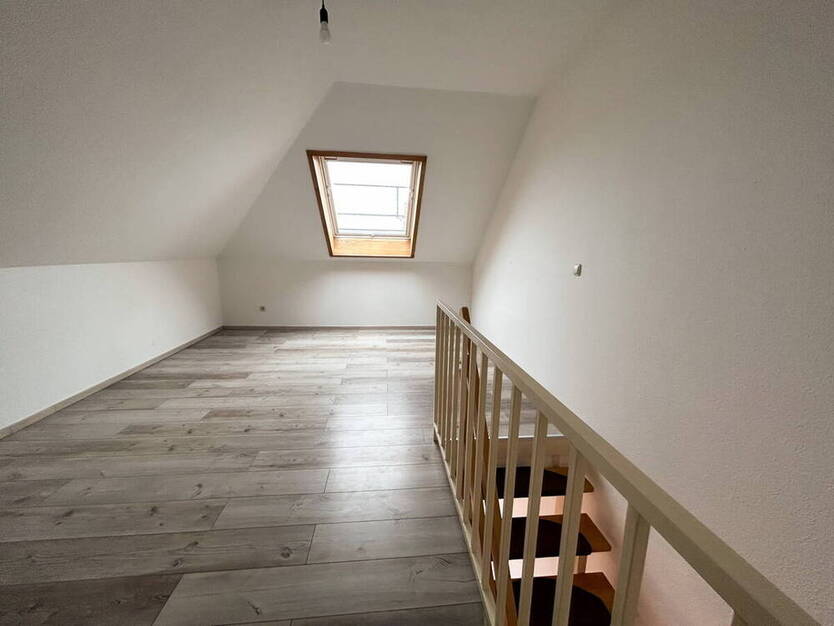 Helle & einladende 2-Zimmer-Maisonette-Wohnung mit Küche und Balkon wartet auf einen neuen Mieter!