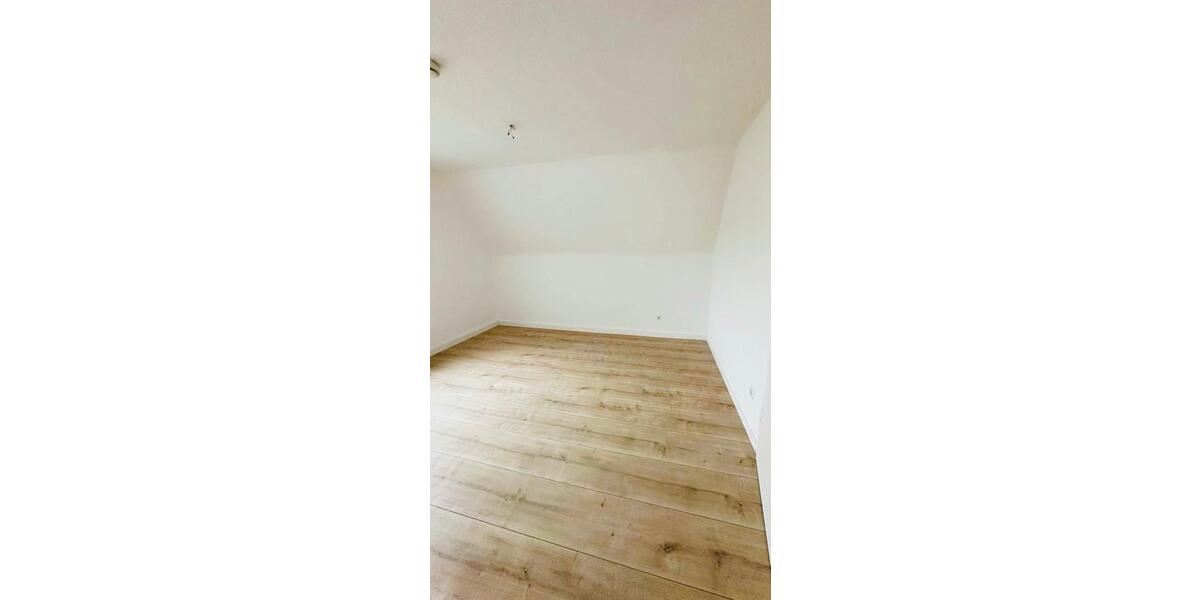 Etagenwohnung Halle - 3 Zimmer, 77 m&sup2;, 650&euro; | Angebot:26032971