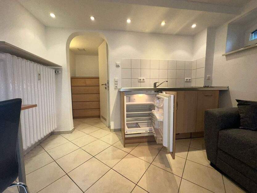Möblierte 1 - Zimmer - UntergeschossWohnung (KellerWohnung) mit Einbauküche und separatem Eingang