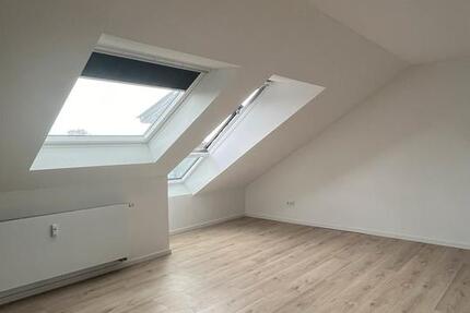 Kernsanierte Dachgeschoss Wohnung Loft 2 zimmer