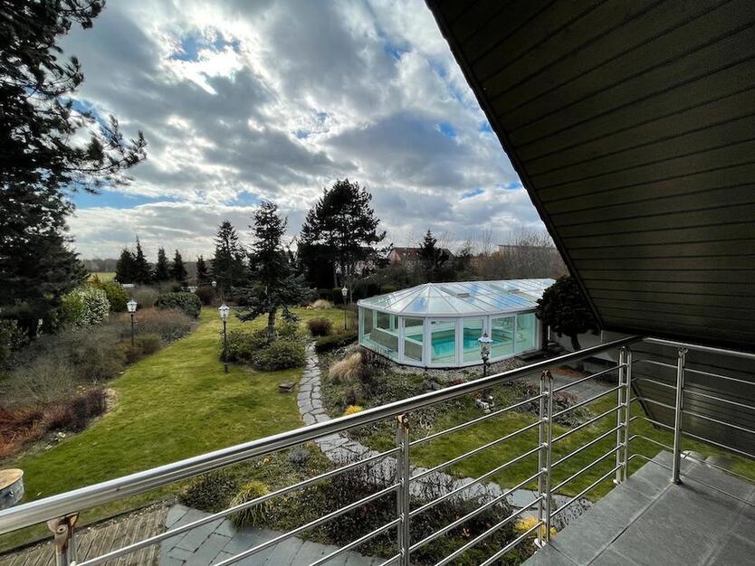 Freistehendes Architektenhaus mit traumhaftem Grundstück + Pool in der Nähe des Herzzentrums