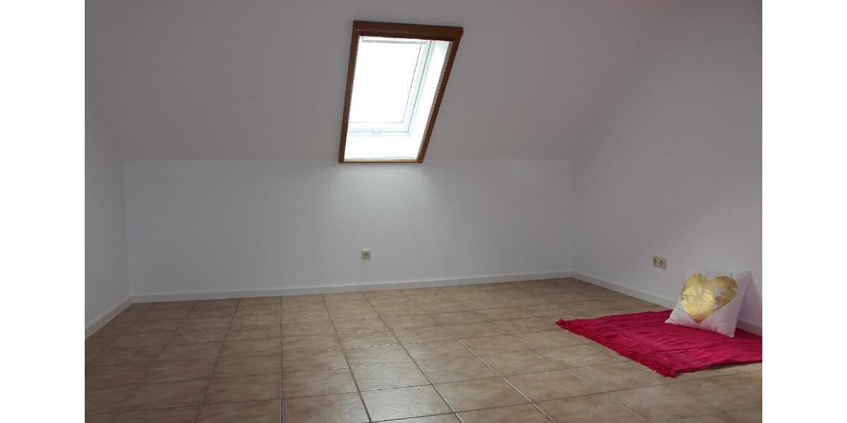 Dachgeschoßwohnung Reichling - 4 Zimmer, 137 m&sup2;, 1.150&euro; | Angebot:25852500