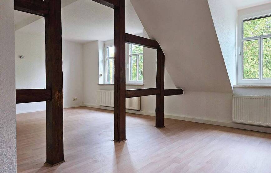 Gemütliche Dachgeschoßwohnung mit Einbauküche und Stellplatz