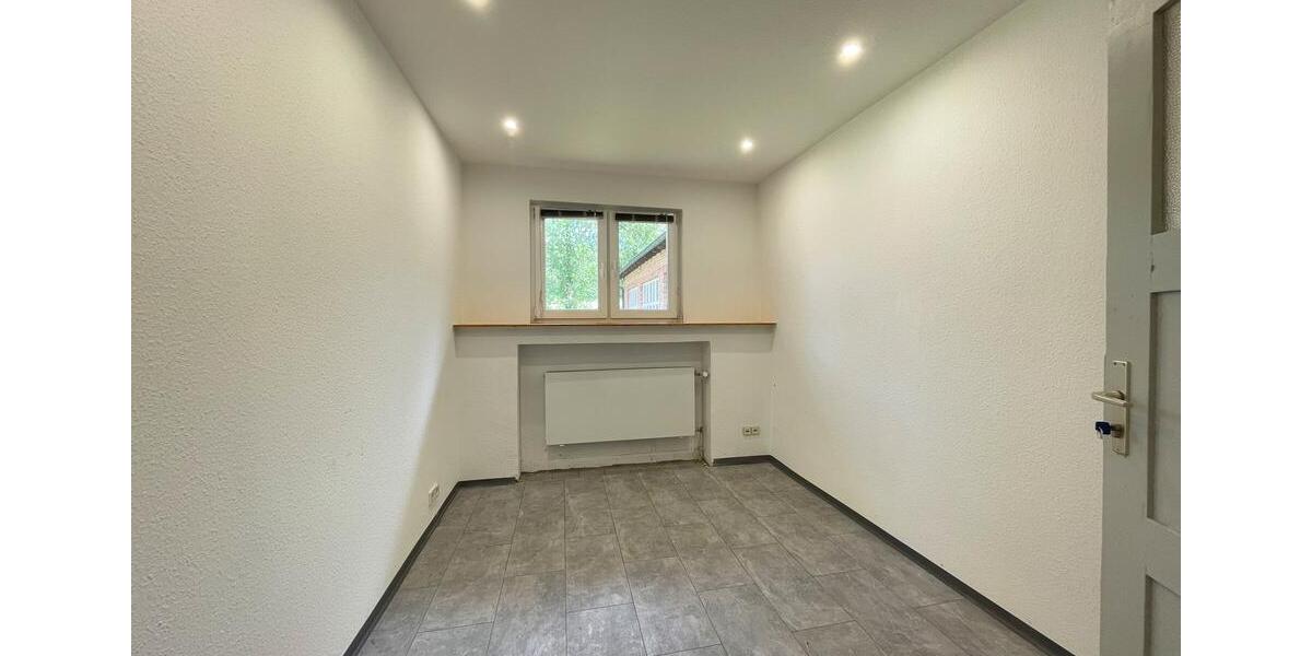 TOP-Gewerbehalle auf 752 m². Besonders hell. 3 Büros, Aufenthaltsraum, Toiletten. Stellplätze. zimmer