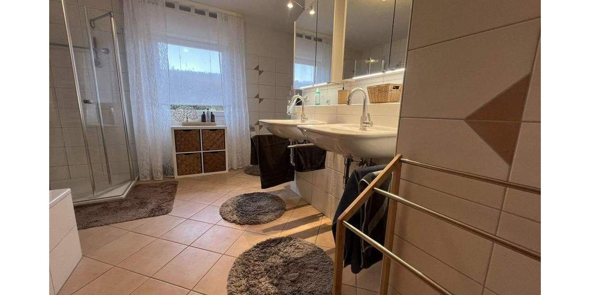 Etagenwohnung Weilheim Unterbierbronnen - 3 Zimmer, 162 m&sup2;, 1.300&euro; | Angebot:24974652