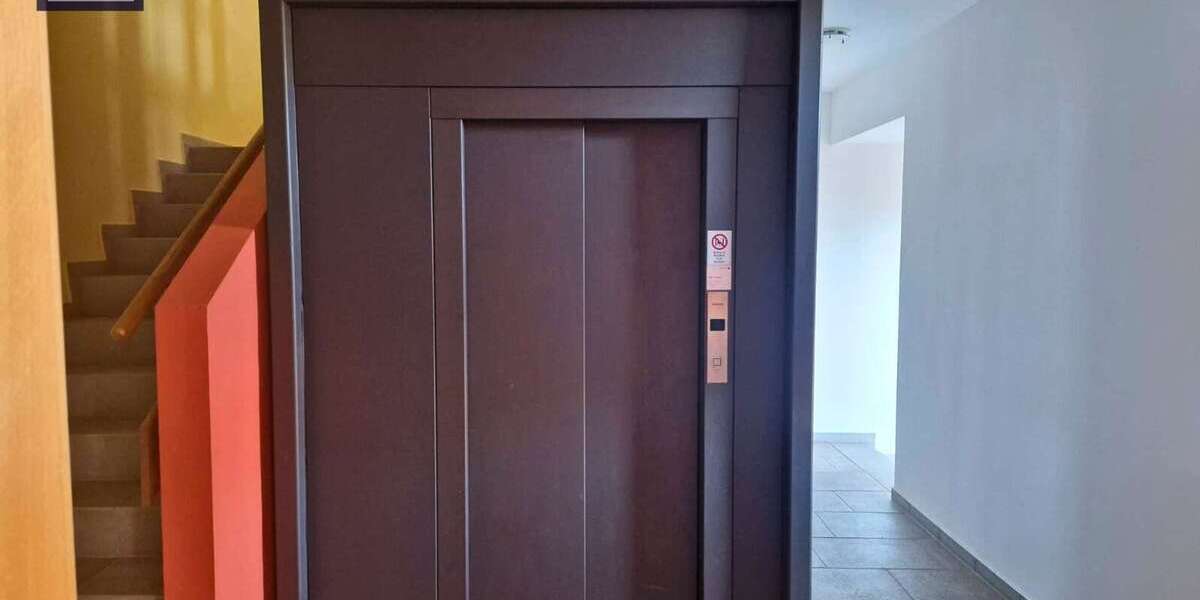 Firmenkomplex mit Garage und Einliegerwohnung 22 zimmer