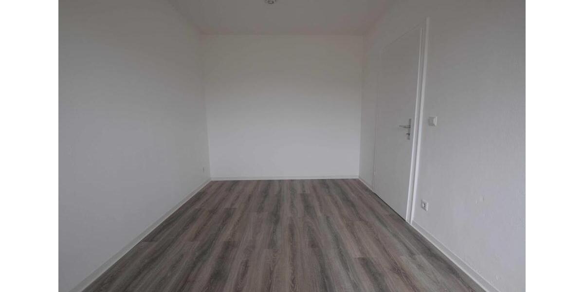 ! Zum Einzug bereit! Renovierte 3-Raumwohnung mit Wanne und Balkon ! 3 zimmer