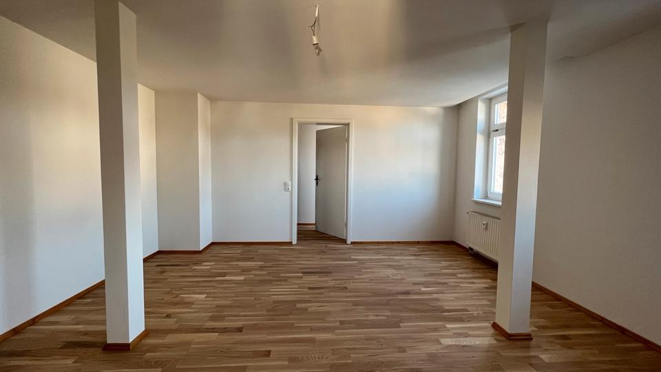 Dachgeschoßwohnung Hohenstein-Ernstthal Ernstthal - 4 Zimmer, 105 m&sup2;, 700&euro; | Angebot:24380399