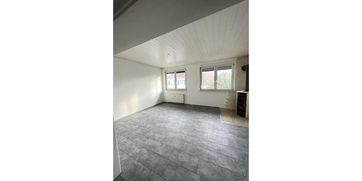 Helle, renovierte 4-Zimmer-Wohnung mit Balkon und Einbauküche in 4 zimmer