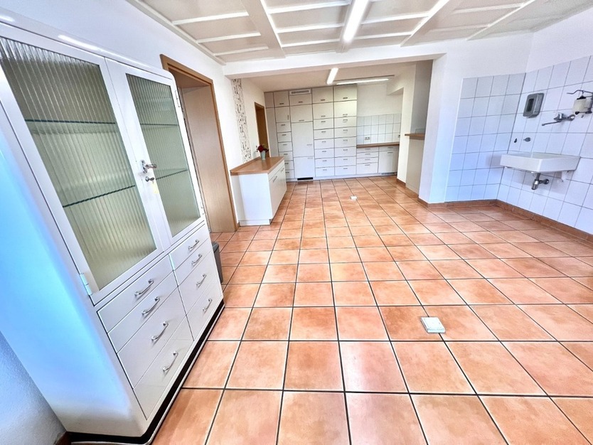 Praxis Ortsrand Singen mit 6 Räumen, 2 Eingängen & 8 Stellplätzen – Gewerberäume zimmer