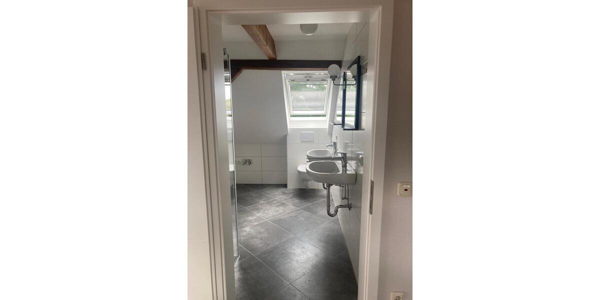 Dachgeschosswohnung mit Klima Balkon EBK Neuzustand Unikat 2 zimmer