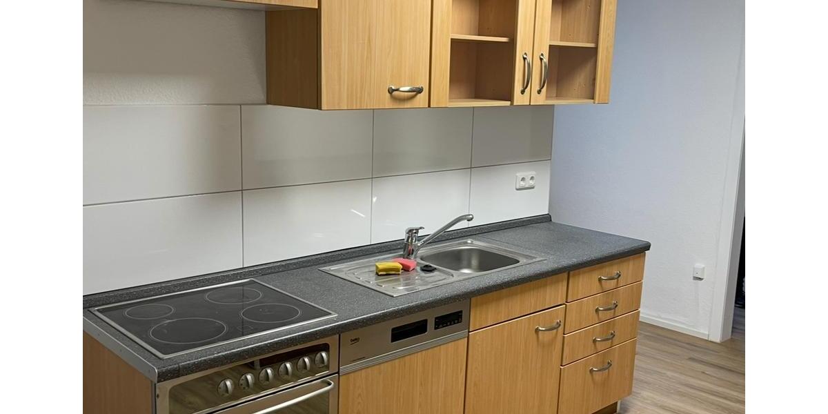 Wohnung ca 98 qm ab 01.04.26, saniert mit EBK, 1OG Zentralle Lage 5 zimmer