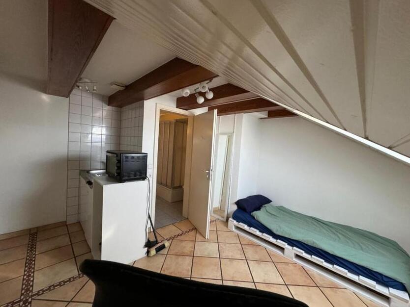 Zentral gelegene Wohnung mit 15 m² im vierten Stock zimmer