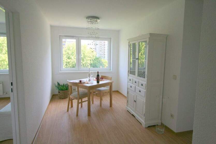** MODERNISIERTE 3 Zimmer Wohnung MIT GROßEM ESSPLATZ, BALKON UND NEUEM DUSCHBAD**