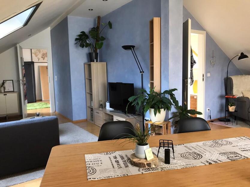 Dachgeschoßwohnung ab 01.11.25 oder nach Vereinbarung zu verm.