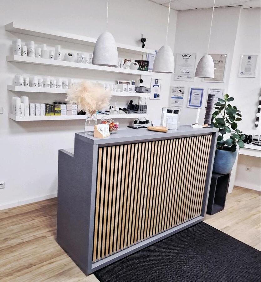Raum für Nageldesign, Fusspflege, Tattoo, Permanent & Massage